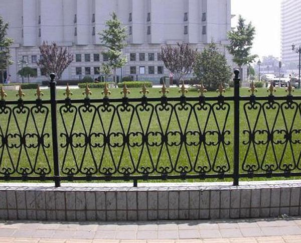 十堰鐵藝護(hù)欄有哪些優(yōu)缺點以及維護(hù)方式呢？